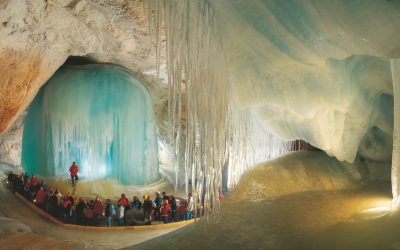 Nincs is messze a világ legnagyobb jégbarlangja – így látogasd meg